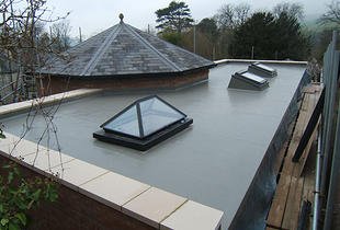 Flat roof covering and perimeter detailing